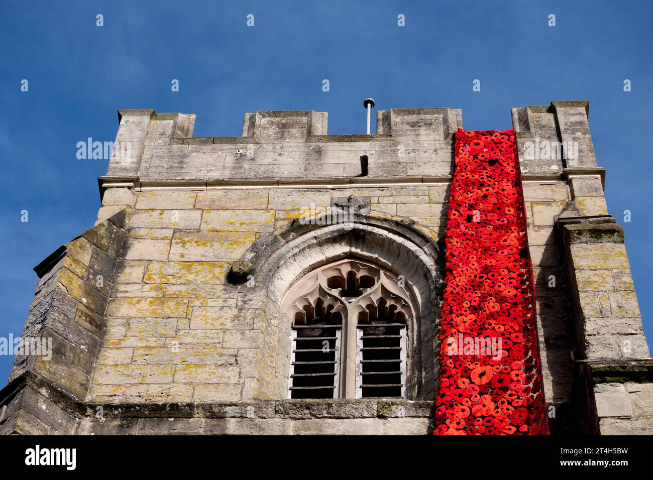 Gestrickter Mohn kaskadiert in St. Peter`s Church, Wellesbourne, Warwickshire, England, Großbritannien Stockfoto